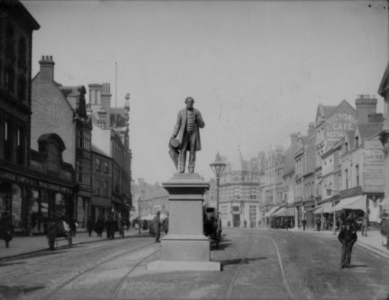 The_statue_of_George_Palmer,_Broad_Street,_Reading,_c._1890.jpg